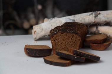 Beyaz arka plan üzerinde izole taze kahverengi ekmek dilimi