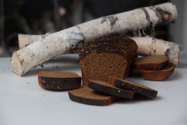 Beyaz arka plan üzerinde izole taze kahverengi ekmek dilimi