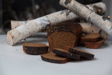 Beyaz arka plan üzerinde izole taze kahverengi ekmek dilimi