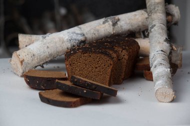 Beyaz arka plan üzerinde izole taze kahverengi ekmek dilimi