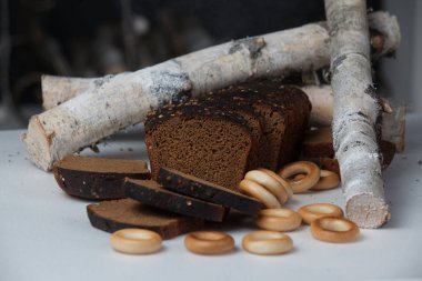 Beyaz arka plan üzerinde izole taze kahverengi ekmek dilimi