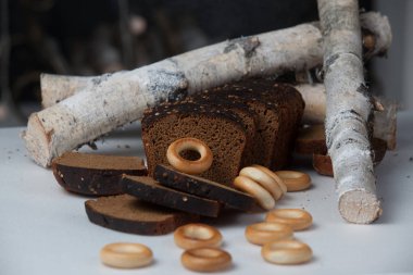 Beyaz arka plan üzerinde izole taze kahverengi ekmek dilimi