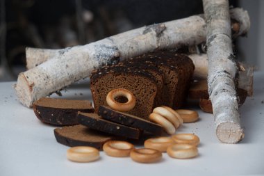 Beyaz arka plan üzerinde izole taze kahverengi ekmek dilimi