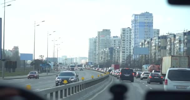 Ponto de vista dos motoristas em Highway. Motorista de POV na estrada em viagem de carro — Vídeo de Stock