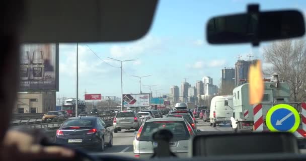 Ponto de vista dos motoristas em Highway. Motorista de POV na estrada em viagem de carro — Vídeo de Stock