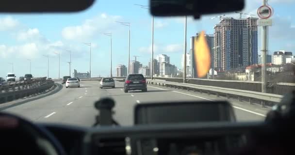 高速道路のビューのドライバのポイント。道路旅行の高速道路上の運転者 — ストック動画