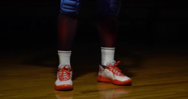 赤いスニーカーを履いた大きな選手の足は — ストック動画