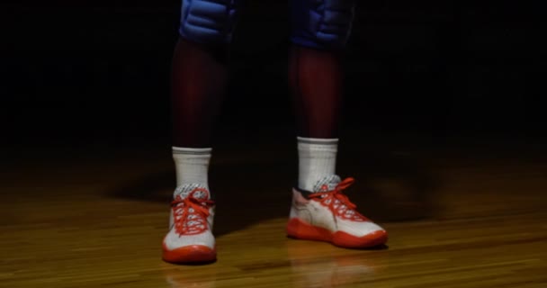 Большие Спортивные Ноги Красных Кроссовках — стоковое видео