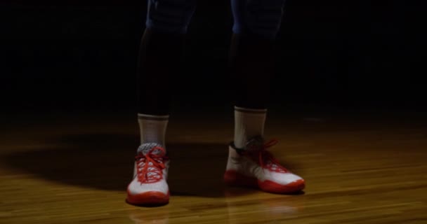 Μεγάλα Πόδια Αθλητή Κόκκινα Αθλητικά Παπούτσια — Αρχείο Βίντεο