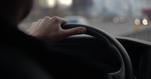 Close Homem Mãos Segurando Volante Interior Carro Viajando Uma Estrada — Vídeo de Stock