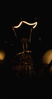 Siyah bir arka planda, parlak iplik tungsten lambaları