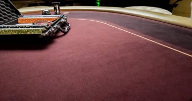 Burgundy kumarhane masası. Kumarhane ruleti ve poker çiplerinin yüksek kontrastlı görüntüsü