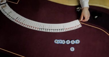 holding ve kartların dağıtılması casino masada oturan Bayi
