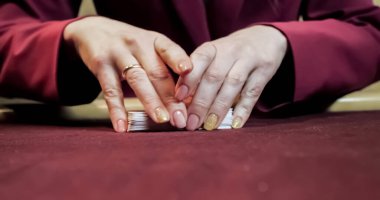 holding ve kartların dağıtılması casino masada oturan Bayi