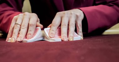 holding ve kartların dağıtılması casino masada oturan Bayi