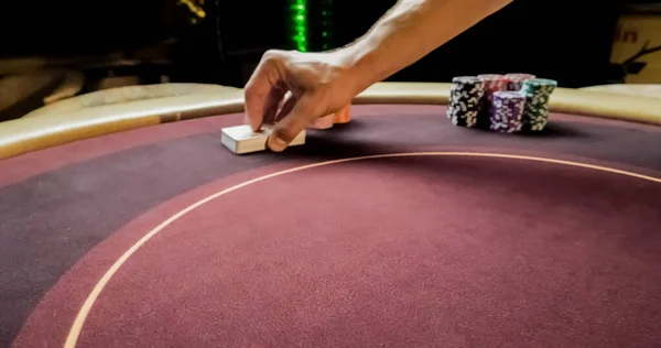 Holding Kartların Dağıtılması Casino Masada Oturan Bayi — Stok fotoğraf