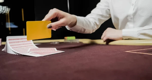 Negociante Sentado Cassino Mesa Enquanto Segura Distribui Cartões — Fotografia de Stock