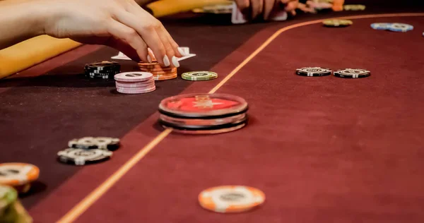 Burgundy kumarhane masası. Kumarhane ruleti ve poker çiplerinin yüksek kontrastlı görüntüsü