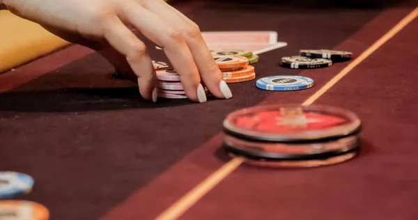 Burgundský Kasinový Stůl Vysoký Kontrast Obrazu Kasina Ruleta Poker Žetony — Stock fotografie