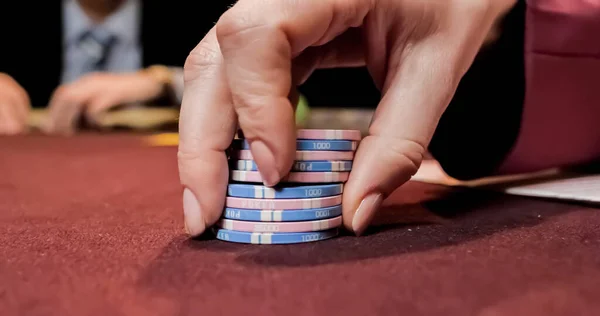 Burgundy Kumarhane Masası Kumarhane Ruleti Poker Çiplerinin Yüksek Kontrastlı Görüntüsü — Stok fotoğraf