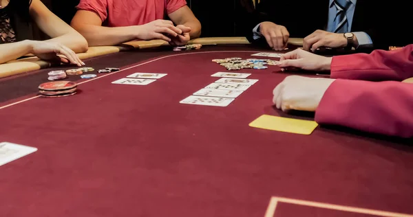 Holding Kartların Dağıtılması Casino Masada Oturan Bayi — Stok fotoğraf