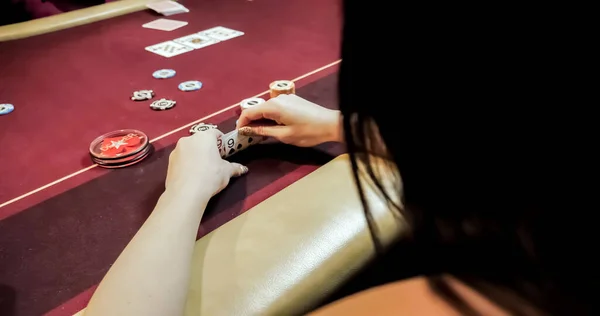 Έμπορος Που Κάθεται Ένα Καζίνο Στο Τραπέζι Ενώ Κρατάτε Και — Φωτογραφία Αρχείου