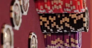 Poker oynuyordum. Kadın gergin, poker masasında elindeki cipsleri parmaklıyor. Eller yukarı. Kumarhane kumarı.
