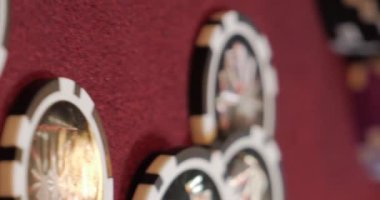 Poker oynuyordum. Kadın gergin, poker masasında elindeki cipsleri parmaklıyor. Eller yukarı. Kumarhane kumarı.