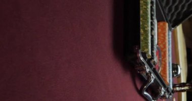 Dağıtıcı kumarhanede poker fişleri ile bavulu açar. Eller yakın çekim. Kumar kartları için poker fişleri.