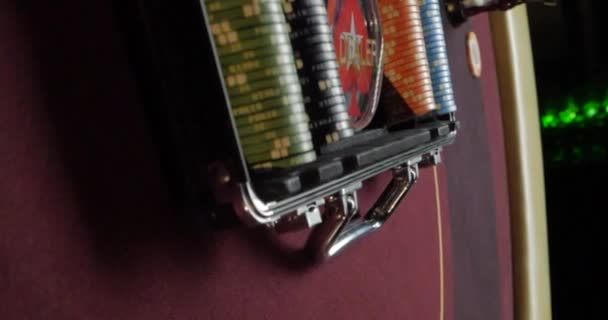 Dealer öppnar resväska med pokermarker i kasino. Händerna på nära håll. Poker marker för spel kortspel. — Stockvideo
