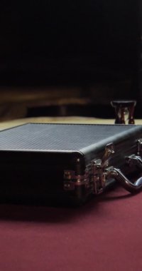 Dağıtıcı kumarhanede poker fişleri ile bavulu açar. Eller yakın çekim. Kumar kartları için poker fişleri.