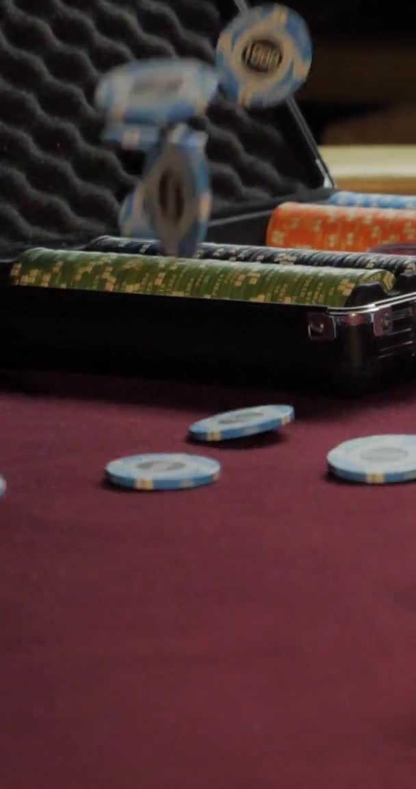 Dealer öppnar resväska med pokermarker i kasino. Händerna på nära håll. Poker marker för spel kortspel. — Stockvideo