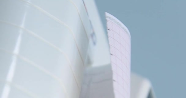 Bande de moniteur cardiaque médical. Résultats diagnostiques d'électrocardiogramme d'impression de moniteur cardiaque. Gros plan sur l'impression d'ecg.