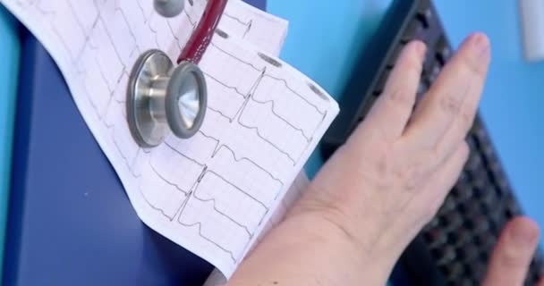 Tıbbi kalp monitörü şeridi. Kalp monitörü elektrokardiyogram teşhis sonuçlarını basıyor. ecg çıktısının yakın plan görüntüsü. — Stok video