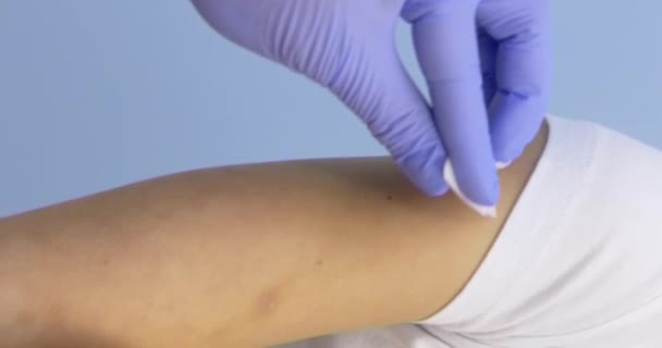 Il medico fa la vaccinazione nelle mani dei bambini. Iniezione di una siringa nella spalla primo piano. 4k — Video Stock