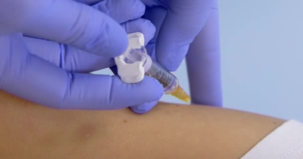 Le médecin fait la vaccination entre les mains des enfants. Injection d'une seringue dans le gros plan de l'épaule. 4k — Video