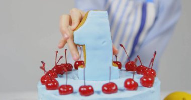 Pastayı dekore eden kadın şef, beyaz arka planda izole edilmiş.