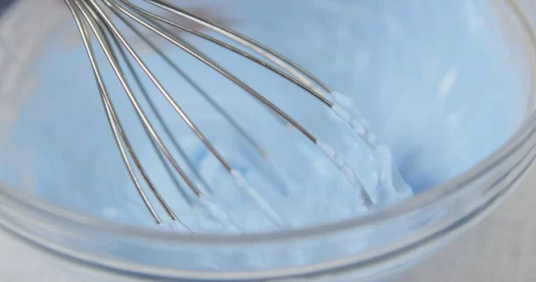 Une Femme Gâteau Crème Fouettée Crème Mélangeur — Photo