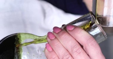 Profesyonel laboratuvar asistanı deney tüpüne sıvı atıyor, tıbbi araştırma.