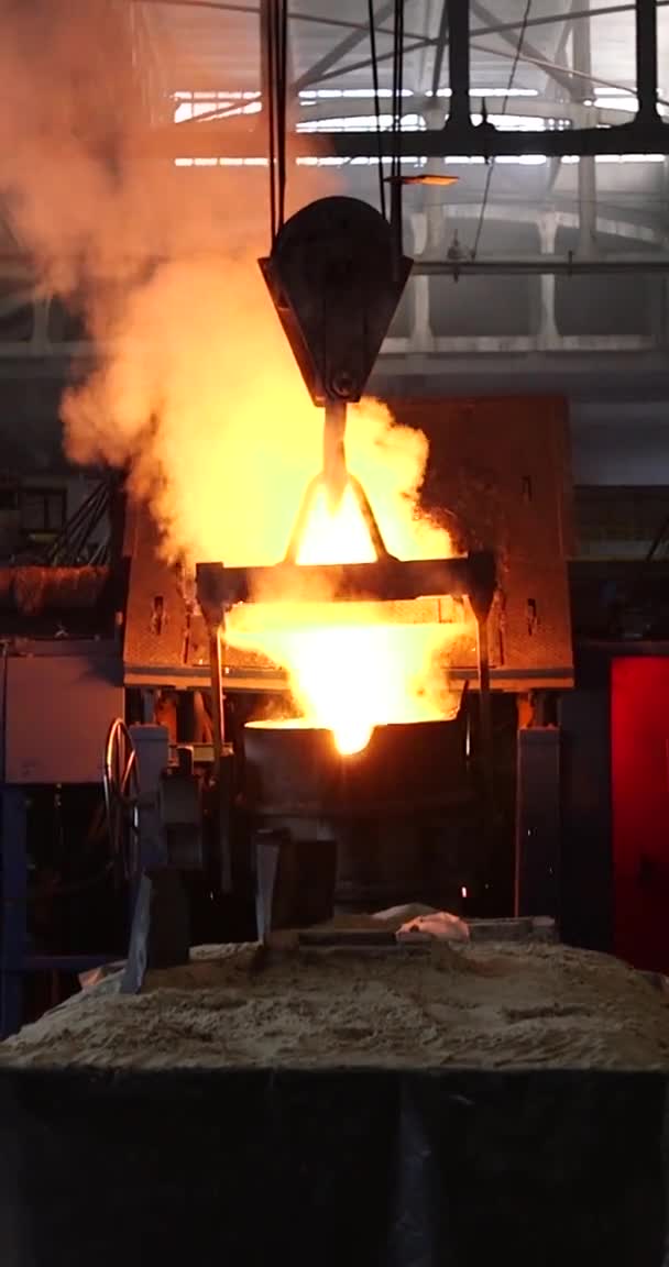 Flytande metall från masugnen. Flytande järn från slev i stålverket — Stockvideo