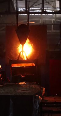 Patlama fırınından sıvı metal. Çelik fabrikasındaki kepçeden sıvı demir.