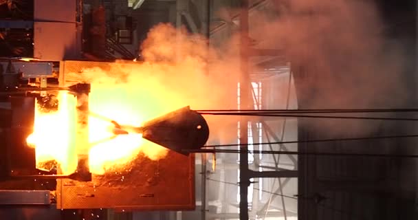 Płynny metal z wielkiego pieca. Płynne żelazo z chochli w hucie stali — Wideo stockowe