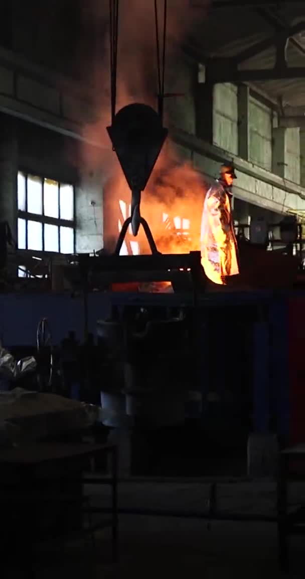 Patlama fırınından sıvı metal. Çelik fabrikasındaki kepçeden sıvı demir. — Stok video