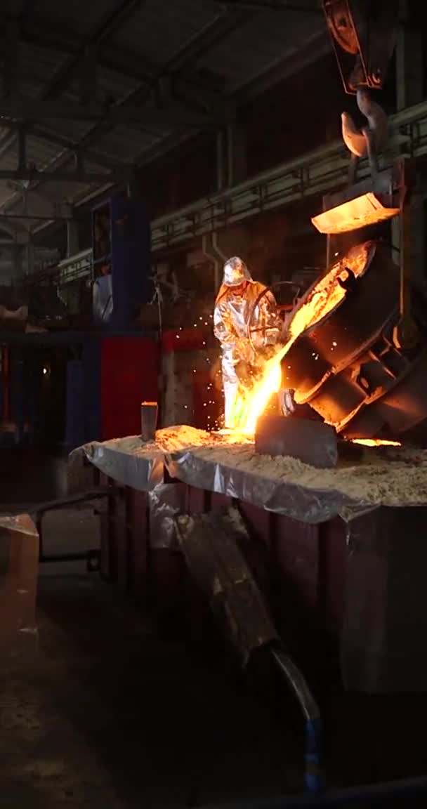 용광 로에서 액체 금속을 추출 한다. 강철 공장의 국자에서 뽑아낸 액체 철분 — 비디오