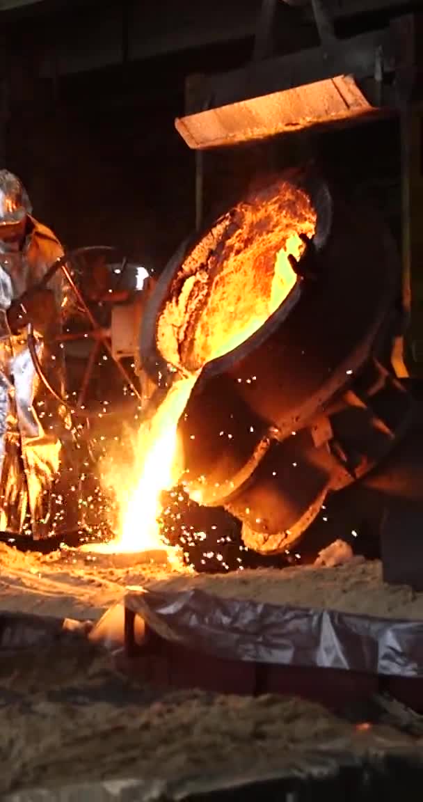 Verter metal en el cucharón del tren en la planta metalúrgica — Vídeo de stock