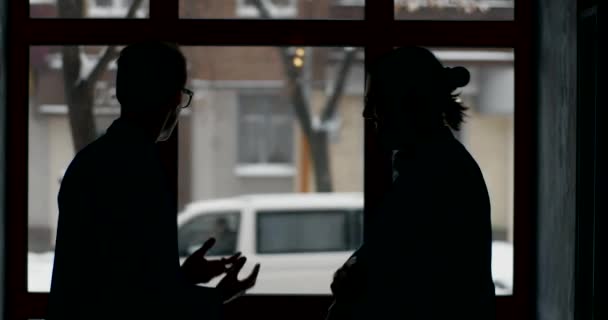 Due giovani stanno discutendo di startup, seduti a tavola al caffè, uomini d'affari che condividono idee, parlano, parlano di un nuovo progetto alla finestra in una stanza luminosa . — Video Stock