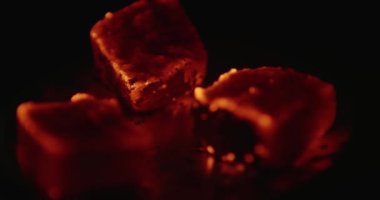 Asya 'da bir bardak nargilede közler.