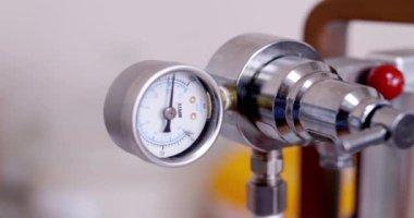 Fabrikadaki makinede dairesel endüstriyel basınç göstergeleri