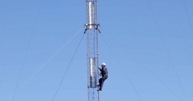 Kırsal bir yerdeki telekomünikasyon kulesinin etrafından yakın çekim. Telekom kulesi antenleri ve uydusu tüketicilere ve akıllı telefonlara 5g 4g cep telefonu sinyalleri iletiyor..