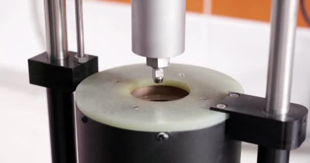 Zbliżenie szkiełka próbki i mikroskopu z metalową soczewką w laboratorium. — Wideo stockowe